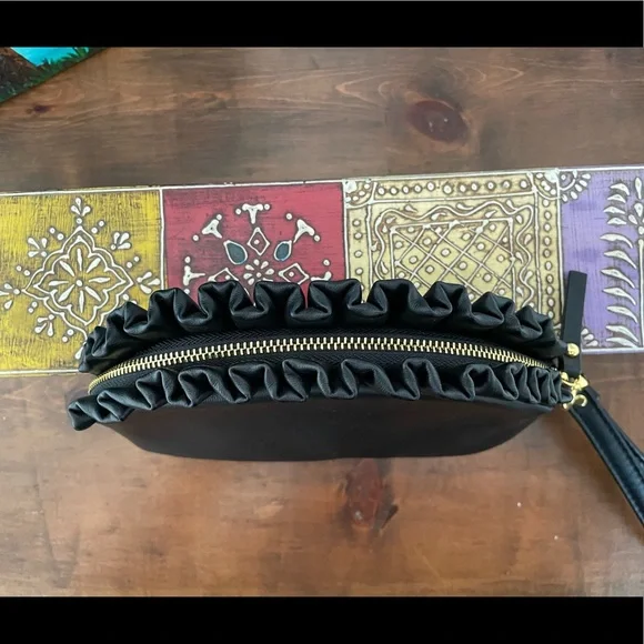 3/25$ 🛒 Ruffled-edge Wrislet Purse - Picture 9 of 11